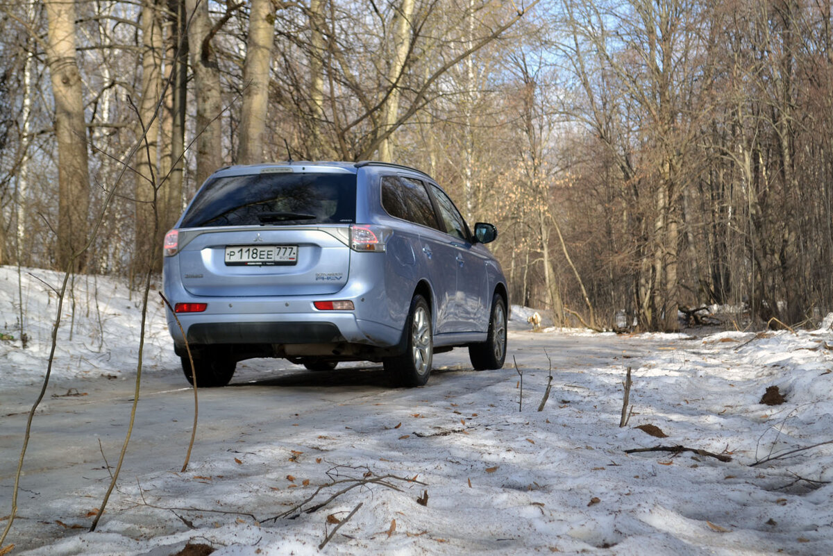 С виду обычный Outlander. Там есть ещё фотографии, листай дальше.
