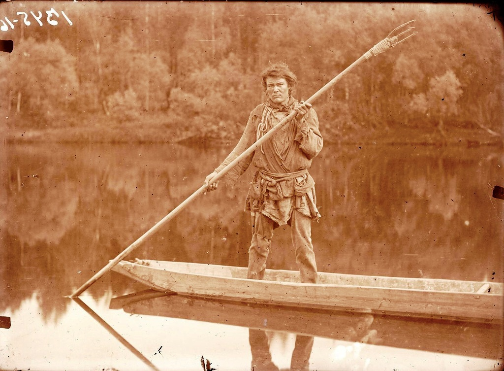 Охота и рыбалка на руси. Манси рыбаки. Рыбак манси с острогой, 1908. Рыбаки в древности. Старинная рыбалка.