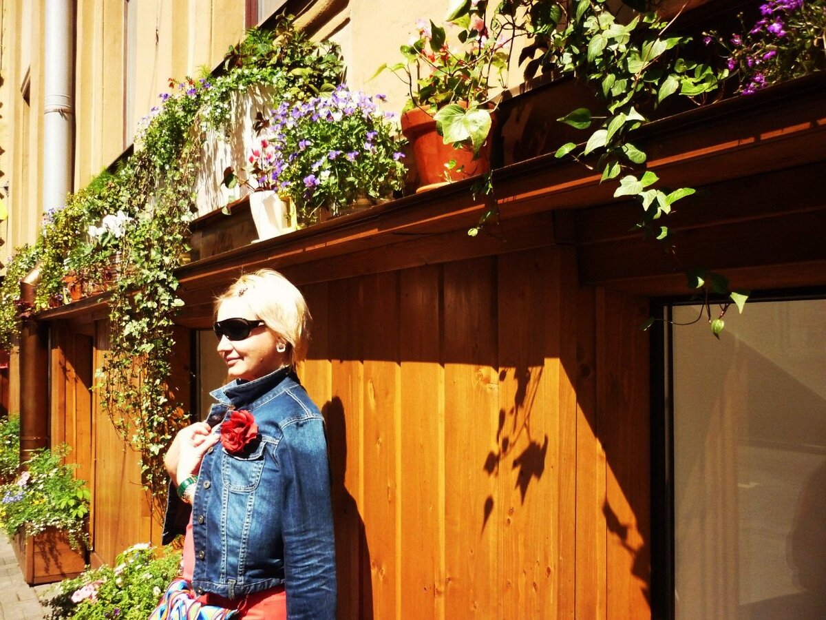 Куртка та же, сумка InCity 1600, джинсы Amisu 2900, цветок Accessorize 900.