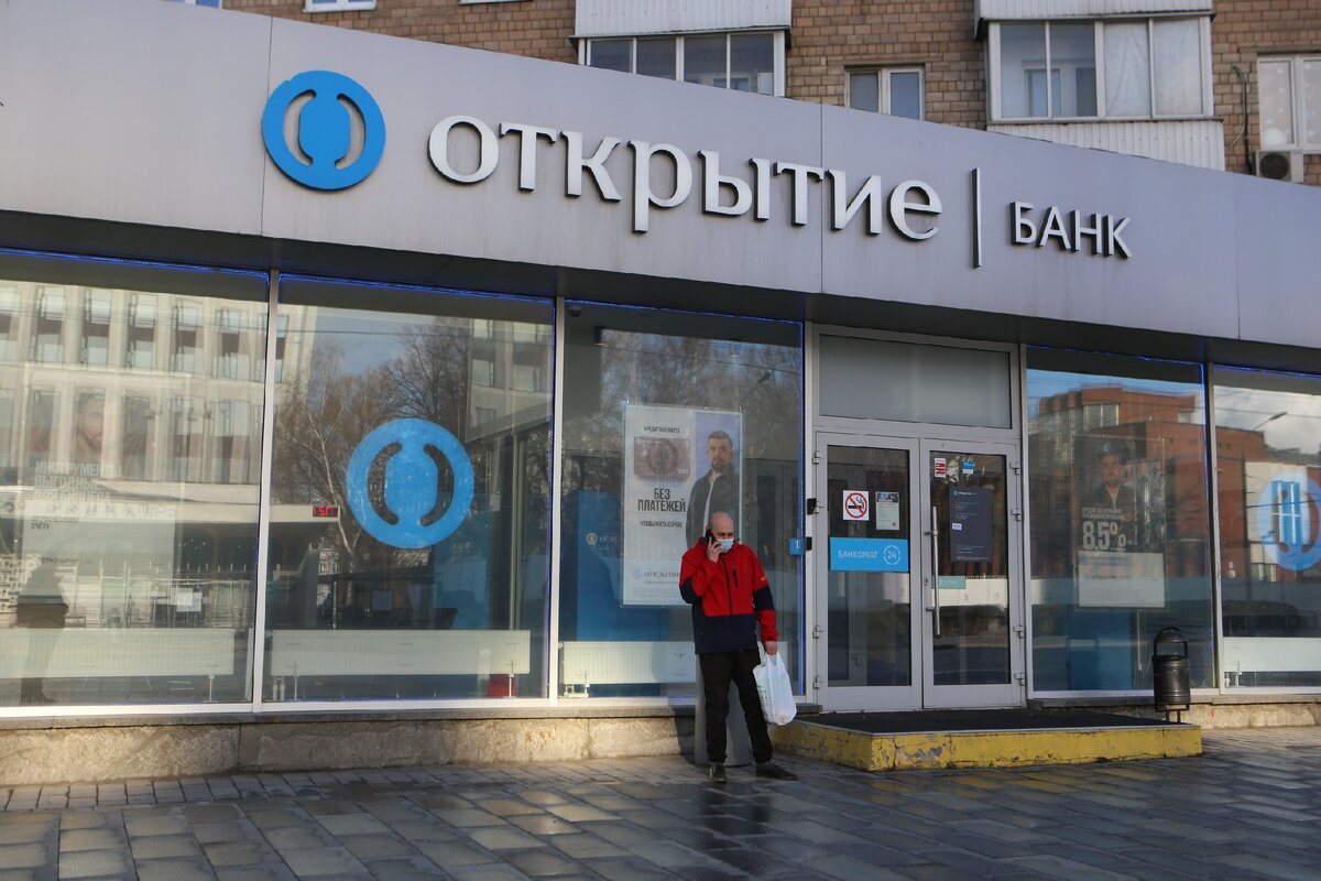Россия. Москва. Мужчина у банка «Открытие» во время карантина из-за пандемии коронавируса COVID-19. Ярослав Чингаев/ТАСС 