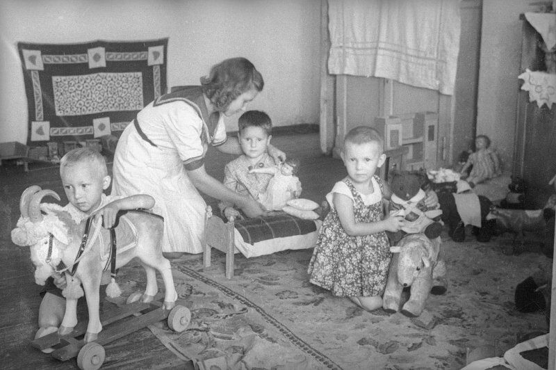 Сергей Васин. Пионерка 7-го класса Таня Яковлевская со своими маленькими друзьями в детском саду № 2. Дата съемки 1941 год. МАММ / МДФ
