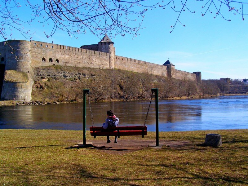 Нарва ленинградская область. Нарва ленинградская область. Ивангородская крепость ивангород. Замок ивангород и нарва. Ивангородская крепость и нарвский замок.
