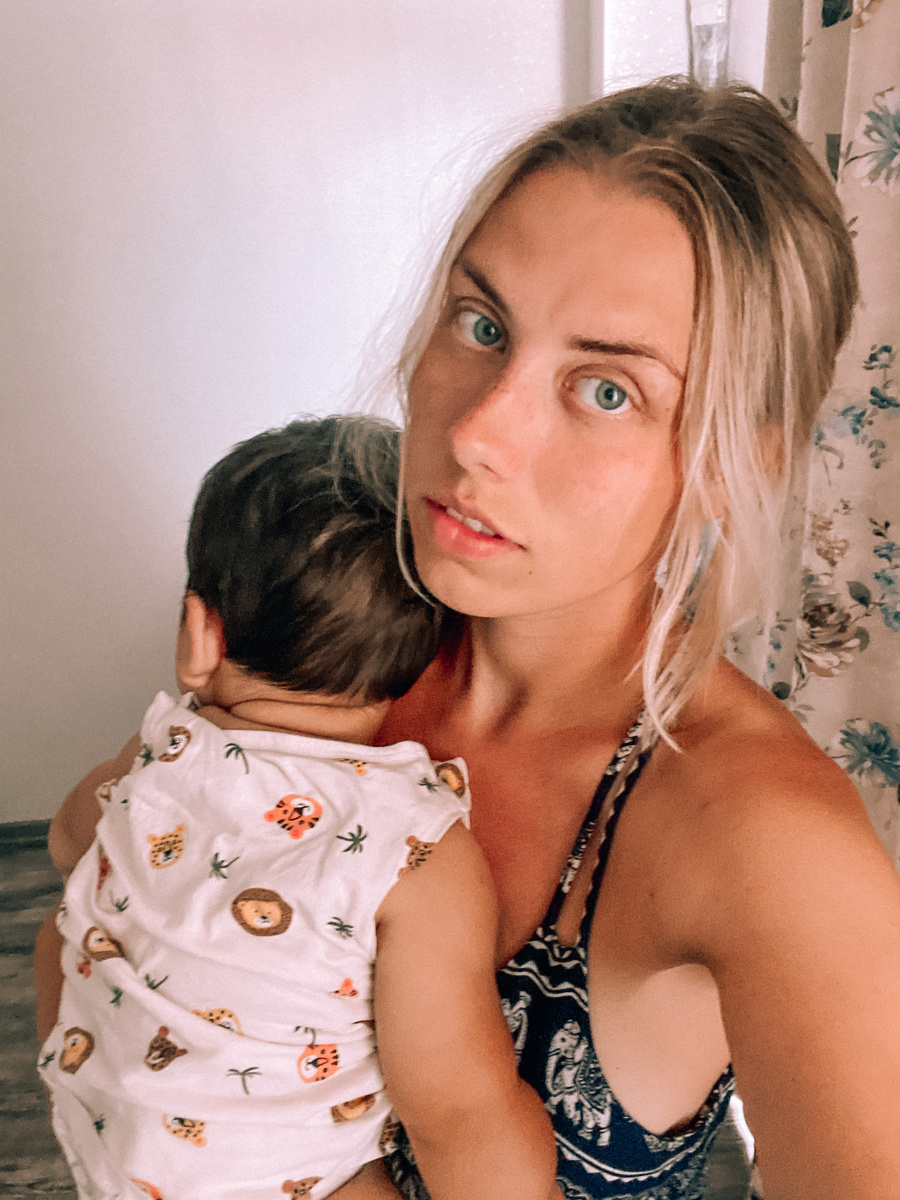 Любитель маминых рук и сна в динамике🤦🏼‍♀️