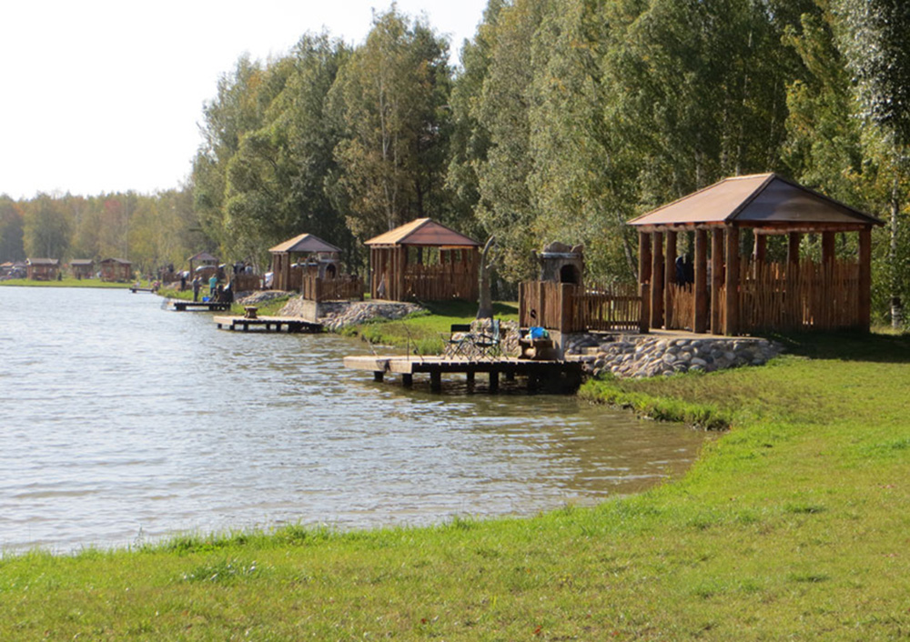 Рыбацкие беседки. Беседки для рыбалки. Беседка на воде. База отдыха с прудом. Беседка на берегу реки.