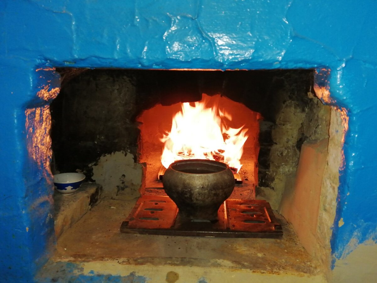 Чугунок с водой на шестке - чтоб не было угара. Фото автора