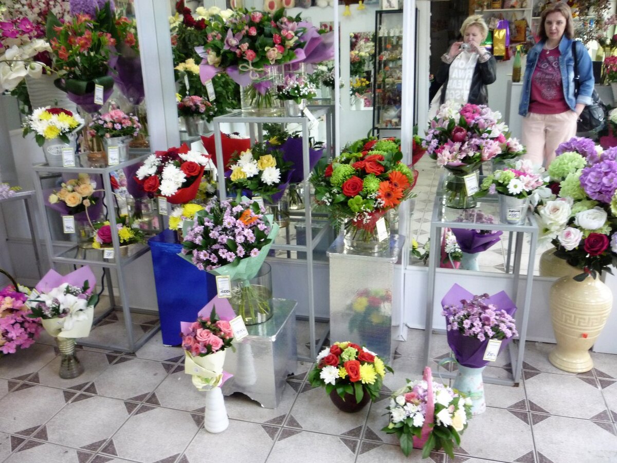 Приятно было сознавать, что один из букетов - мой. Мною составленный! Фото автора.