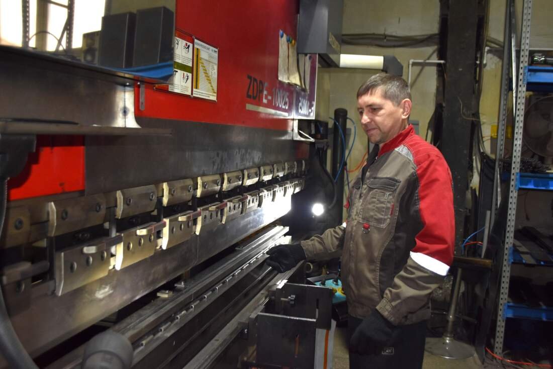 Оператор сгибочного станка Евгений Шарендо. Фото: Виктор Решетень/КР