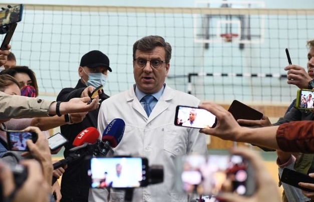 Алексей Навальный прокомментировал повышение главврача больницы, где лечили политика от «отравления» до главы омского Минздрава