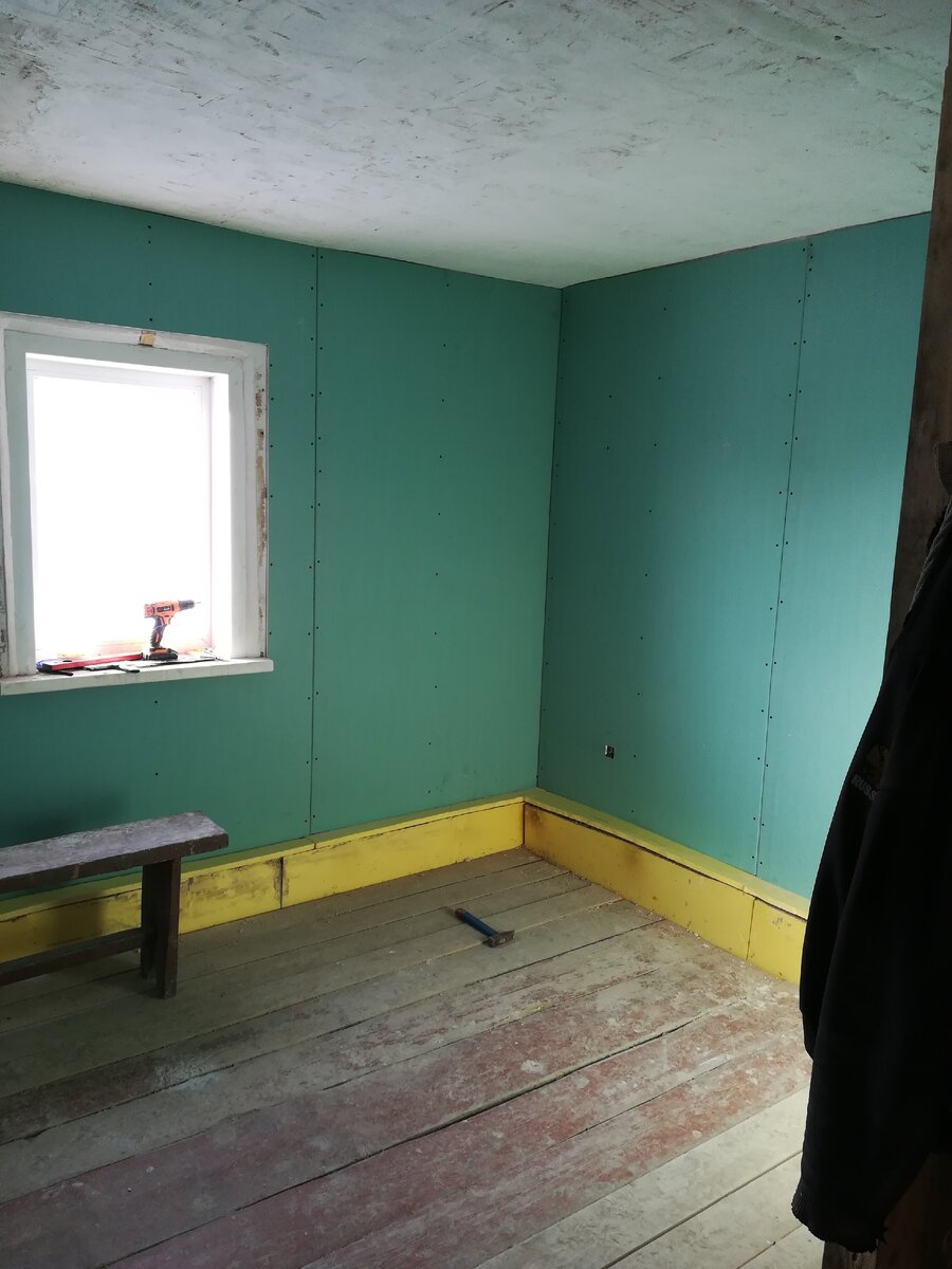 Если необходимо выровнять стены, то целесообразнее всего это делать влагостойким гипсокартоном