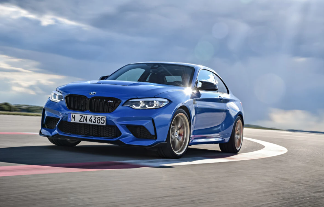BMW M2 – модель, являющаяся наиболее производительной вариацией BMW 2-Series. Она пришла на смену купейным модификациям и кабриолетам первой серии в 2015 году. Уже в следующем 2016 году баварский автомобиль прибыл в дилерские автосалоны на территории России, а уже с 2017 года отечественные автолюбители смогли приобрести рестайлинговую вариацию BMW M2. Обновившаяся версия получила некоторые визуальные изменения, а также небольшое обновление интерьера. Под капотом современной купейной модели устанавливается один из двух 3-литровых бензомоторов, отличающихся между собой показателями мощности. Цена на БМВ М2 2021 года стартует с отметки в 5,18 миллиона рублей, а к числу главных соперников столь производительного купе можно отнести Mercedes-Benz C-Class, Ford Mustang, а также Porsche Cayman. 
