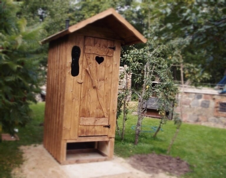 Туалет на улице очень удобная вещь, особенно когда нет в нем запаха