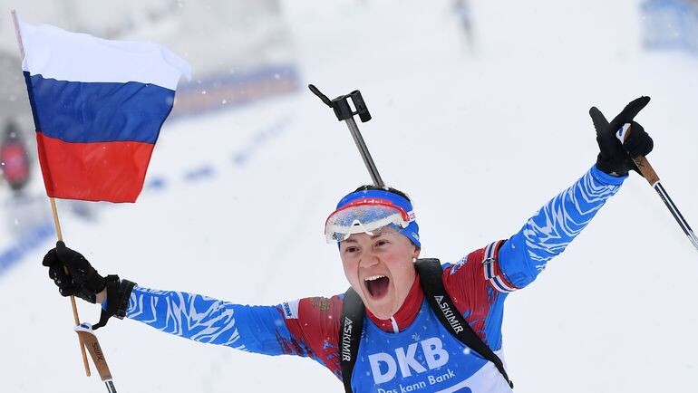 Екатерина Юрлова-Перхт  финиширует с российским флагом. Эстафета в Оберхофе 13 января 2019 года. Последняя победа женской сборной по биатлону на данный момент.