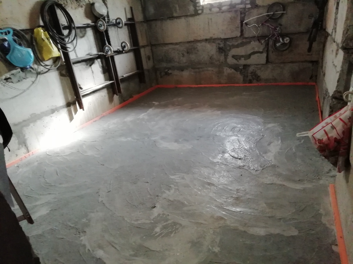 Заливаем бетон и оставляем на две недели, переодически проливая водой всю поверхность