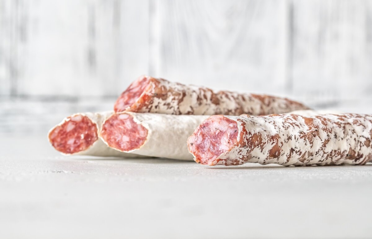 В колбасе много консервантов.