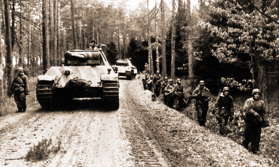 «Пантеры» и гренадеры «Германа Геринга» на марше, весна 1945 года