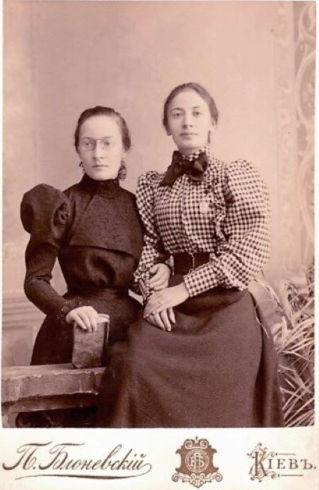 Р.С. Залкинд с сестрой Марией (Мария Цейтлина - член РСДРП с 1901 года, врач). 1899 г.