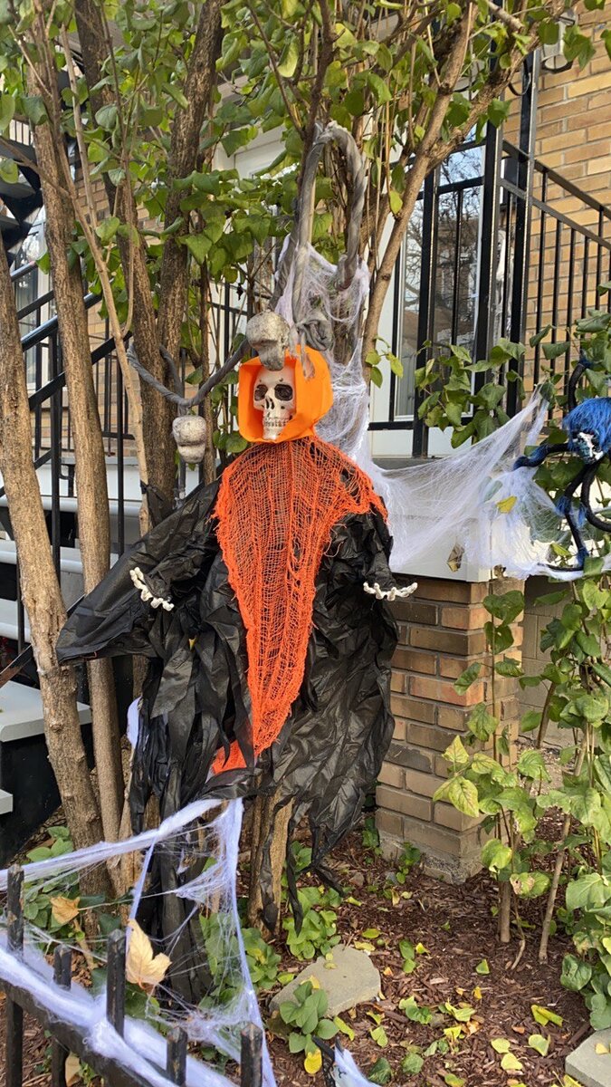 По местным стандартам - это очень невинное украшение