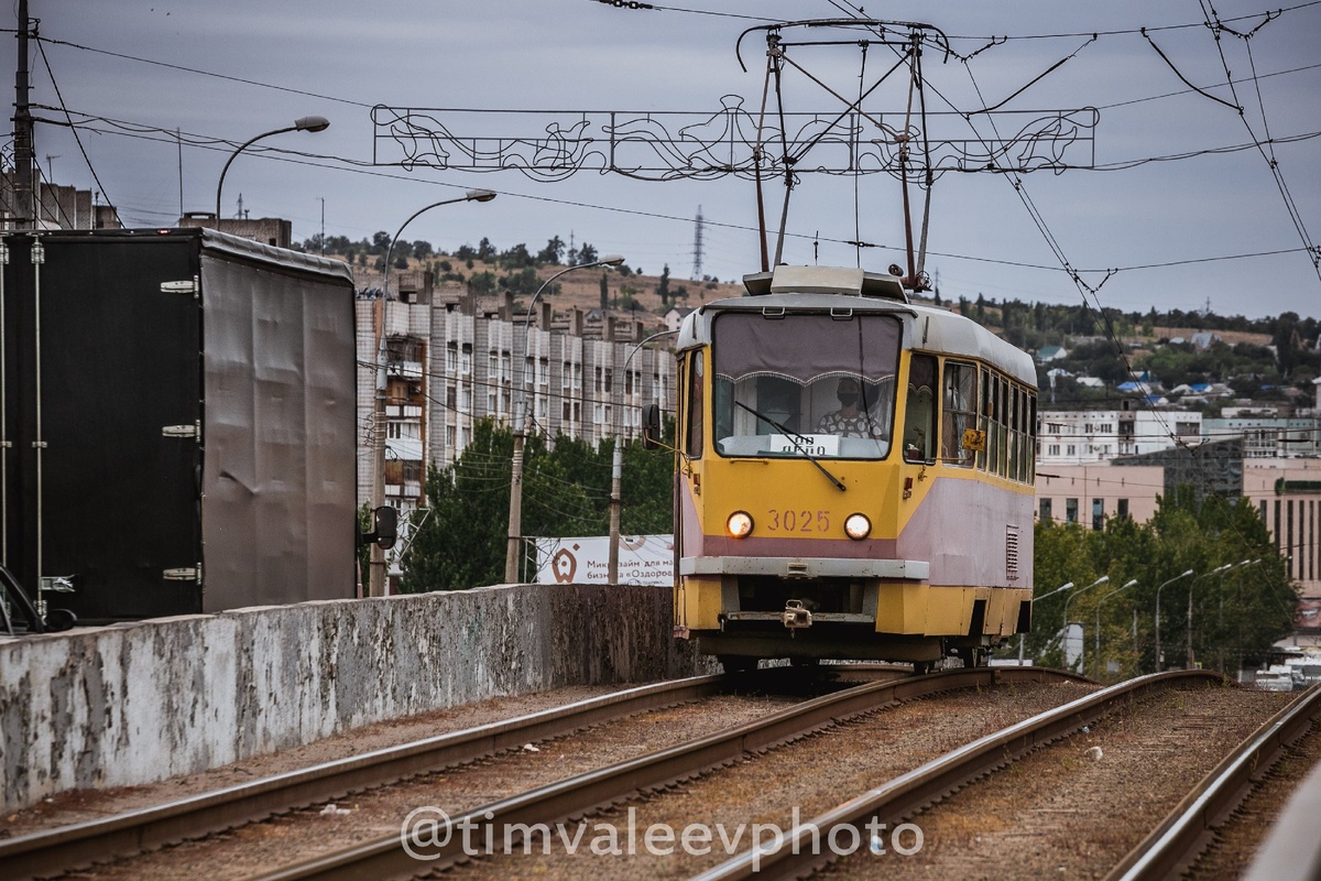 На мосту через канал. Трамвай фактически выполняет функции основного транспорта в городе