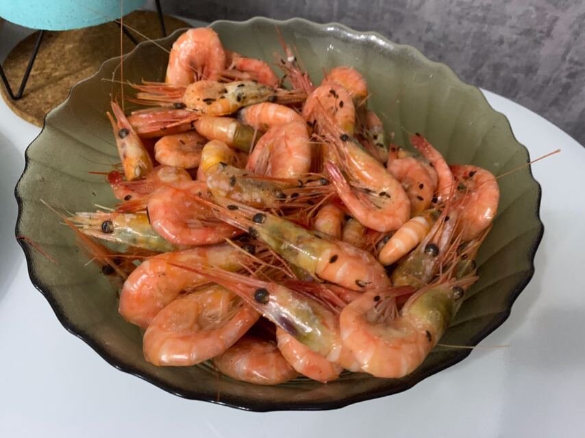 отваривание креветок. креветки варено мороженные как приготовить в кастрюле. варка креветок замороженных. креветки варятся. креветки в кастрюле.