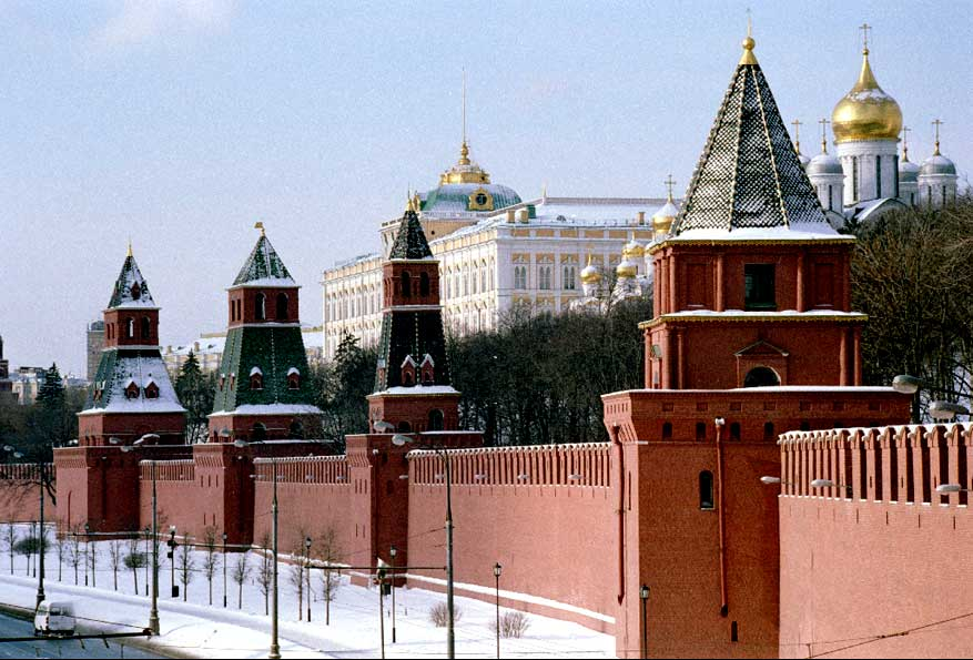 Каким был первый московский кремль. Стены и башни Московского Кремля. Краснокирпичные стены Московского Кремля. Первая Безымянная башня Московского Кремля. Московский Кремль Крепостная стена Москва.