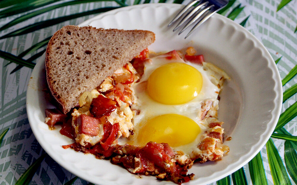 Рецепт: Яичница с помидорами и колбасой - Вкусный быстрый завтрак