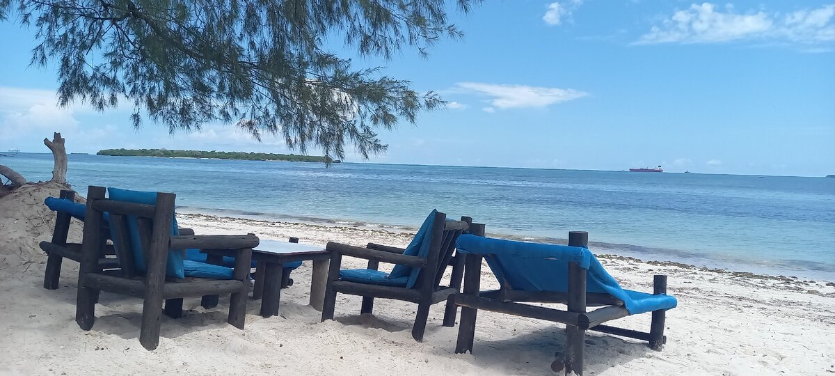 работник отеля при нас все протирал и дезинфицировал.