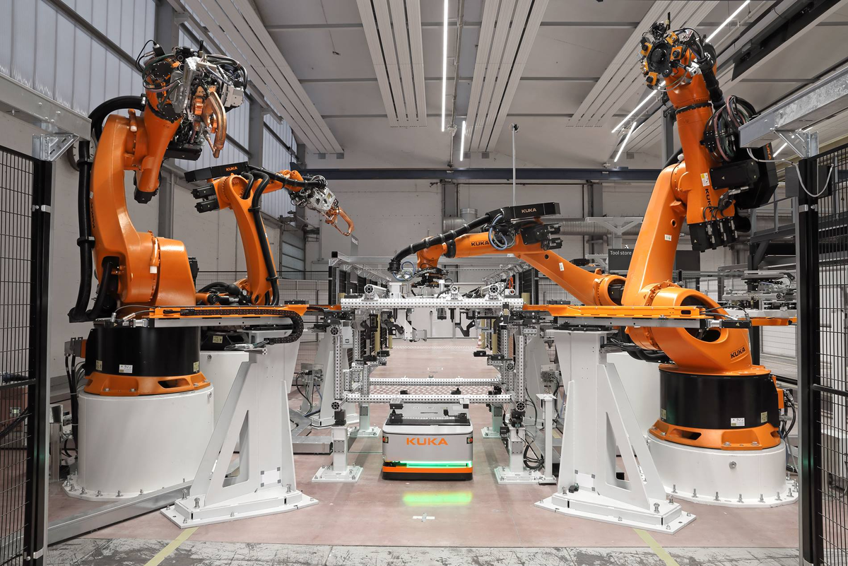 Мир промышленных роботов. Робот kuka Robotics. Робот kuka производитель промышленный. Кука Роботикс манипулятор. Промышленный робот манипулятор kuka.