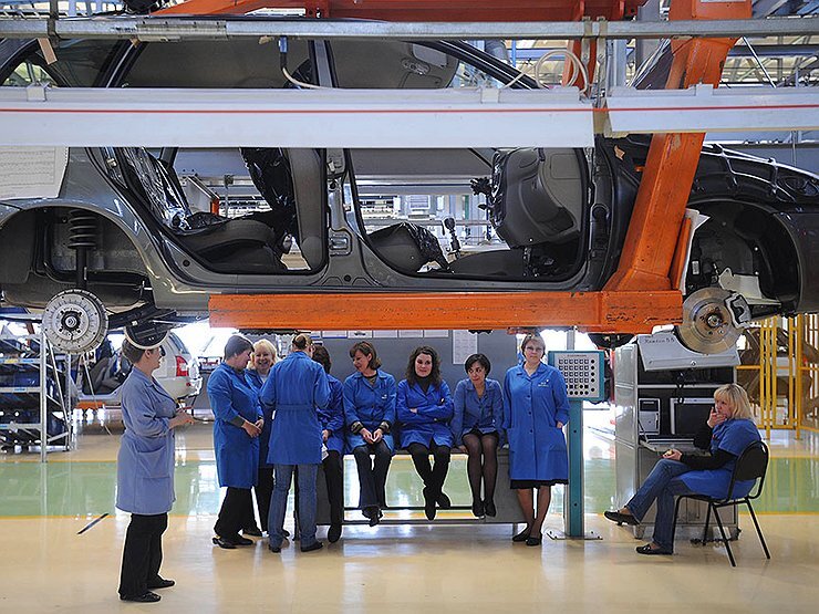 Рабочие на смене в АвтоВАЗ