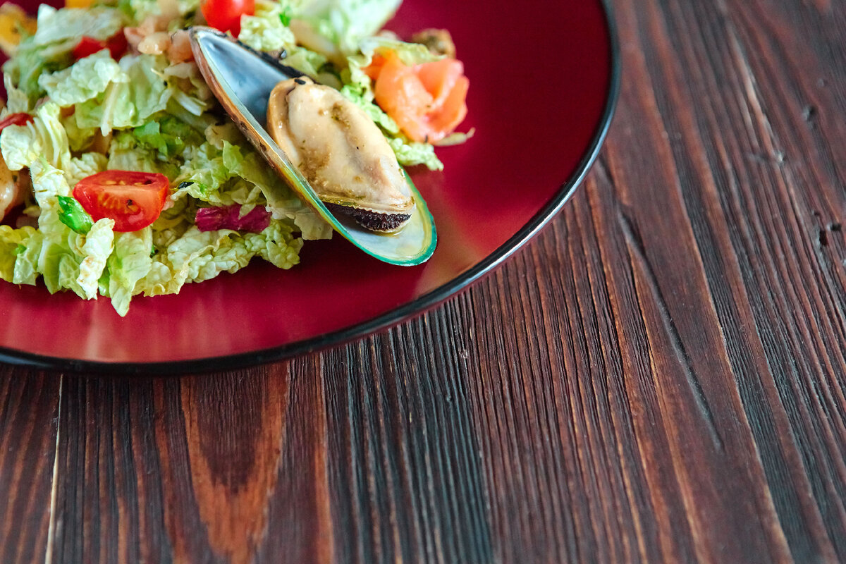 Легкий салат с консервированными мидиями – пошаговый рецепт приготовления с фото