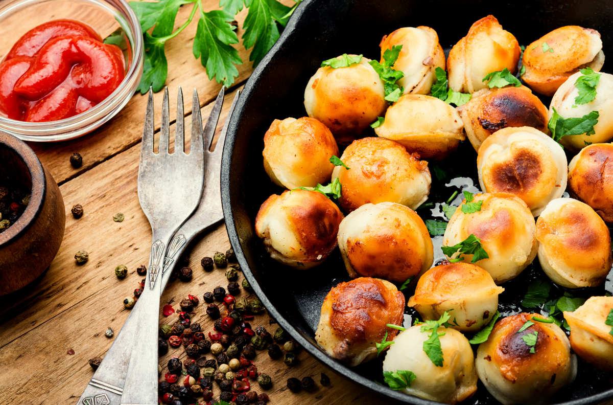 сковородка для жарки пельменей. жареные пельмешки. жареные пельмени на сливочном масле. жареные пельмени на сливочном масле. жареные пельмени с грибами.