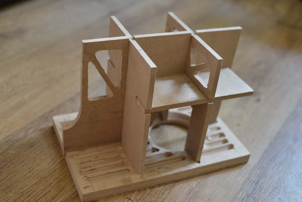 Одна из первых моих экспериментальных поделок - корпус с развитым внутренним каркасом