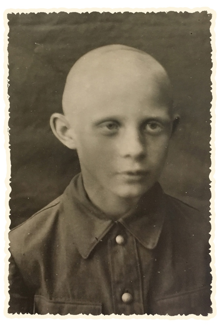 1942 год, Александр Мазилов во время блокады пришёл санитаром в госпиталь. 