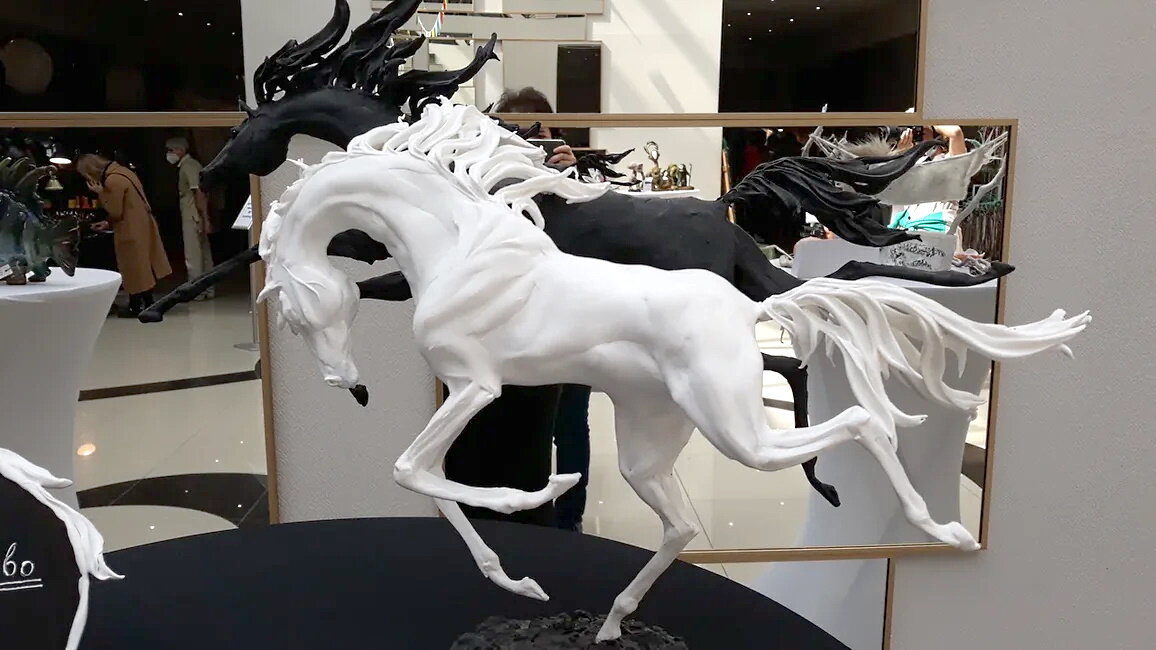 невероятные кони, словно летящие по воздуху