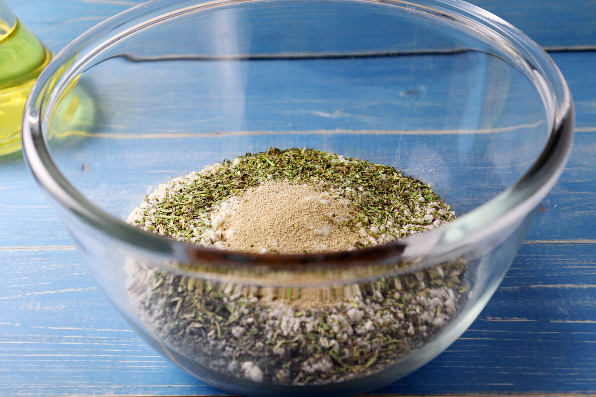 Мука, дрожжи, сушёные травы, соль