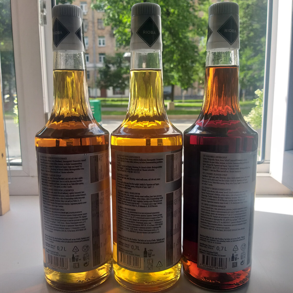 Состав также напоминает монин но по бюджету в два раза дешевле все гости которые приходят в кондитерскую довольны и также в кофейне,несколько сиропов я беру все же монин для лимонадов но и этот данный продукт подходит тоже по всем параметрам для холодного безалкогольного бара всем спасибо за просмотры и успеха