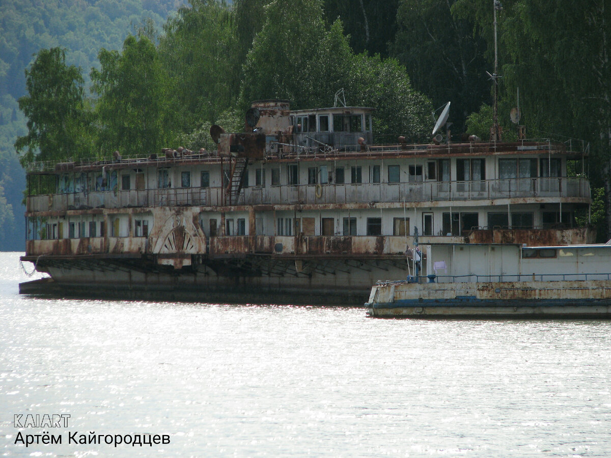 Пароход "Уфа" стоит на мели у берега базы отдыха "Урман". Павловское водохранилище. Фото: KAIART с экскурсии по Павловскому водохранилищу