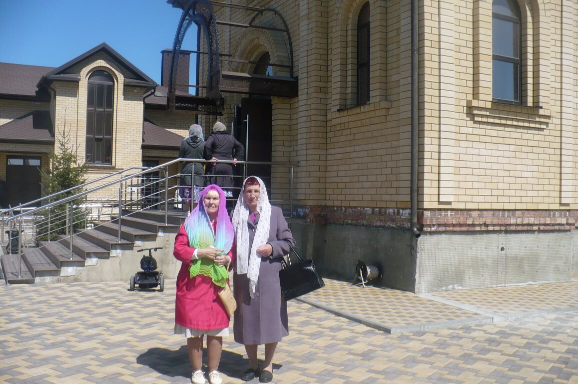 Родственницы и лучшие подруги (мама девочки слева) всегда в ожидании их Ксюши домой. Фото автора блога сделано с разрешения героинь