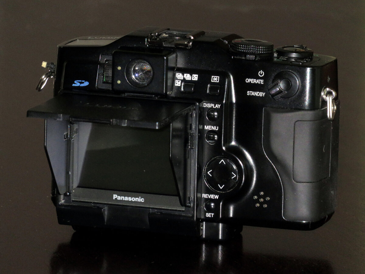 Panasonic LC5 с блендой монитора