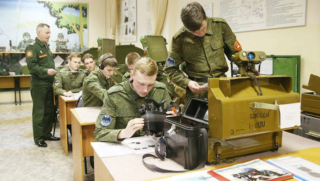 Военнослужащие осваивают военную специальность.