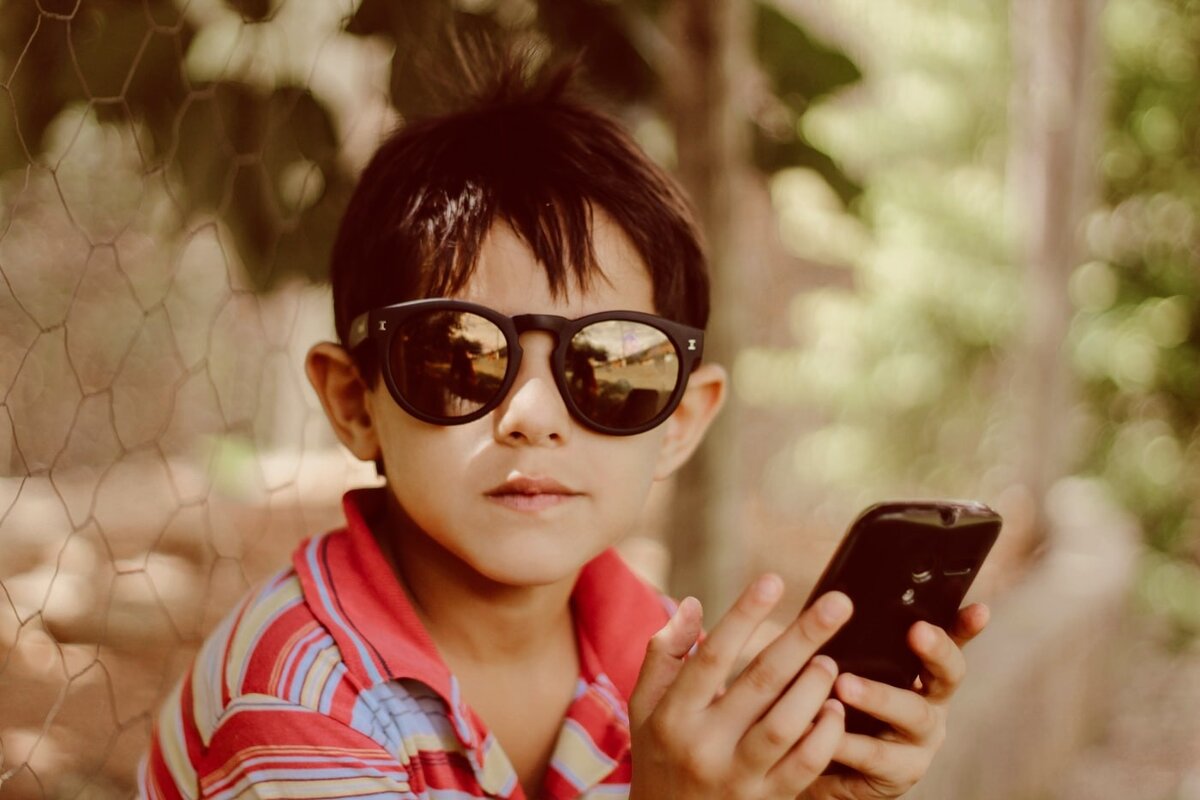 Мобильный телефон на уроках может создать свои проблемы: от невыключенных рингтонов, игр, до отправки текстовых сообщений и сидения в интернете