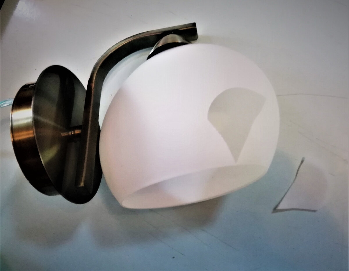 Отпал кусок от плафона