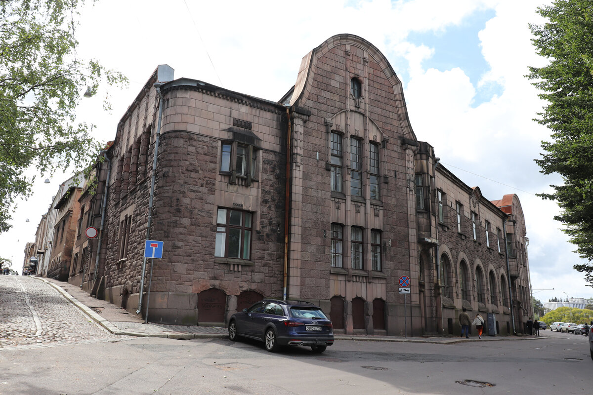 Этот дом находится в Выборге по адресу Северный вал, 7. Это "Северный модерн" и конечно же был построен намного позже того времени когда через дом от этого места в Выборге жила моя сегодняшняя героиня и ее родители.