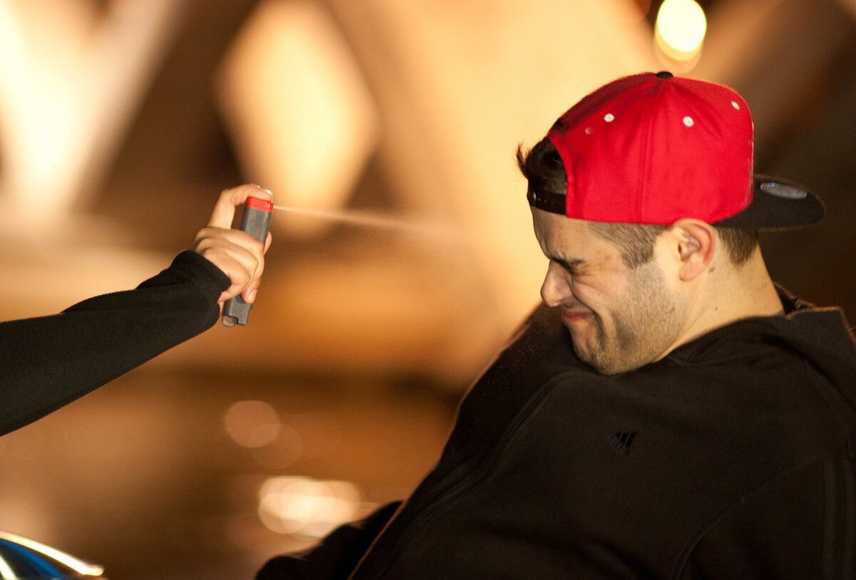 Газовый баллончик позволяет держать оппонента на расстоянии 