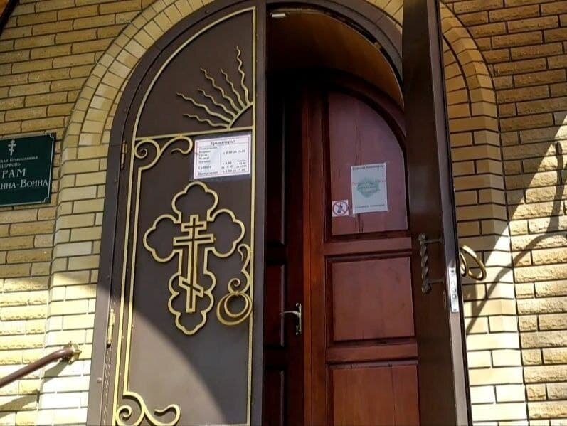 В этот октябрьский денек на богослужении в храме стоит побывать каждому, а незамужним девушкам – всенепременно! 