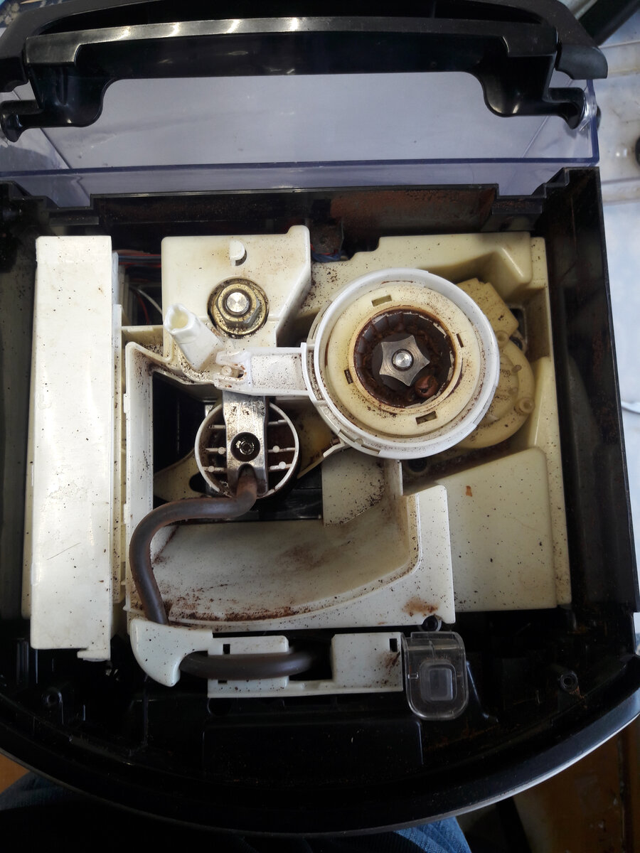 Всем здравствуйте! Сегодня у на с на ремонте кофемашина Krups ea8005  fpb1450 00 10p с диагнозом нет подачи кофе, вытекает вода из аварийного отверстия. Вот эта машинка на фото.-2