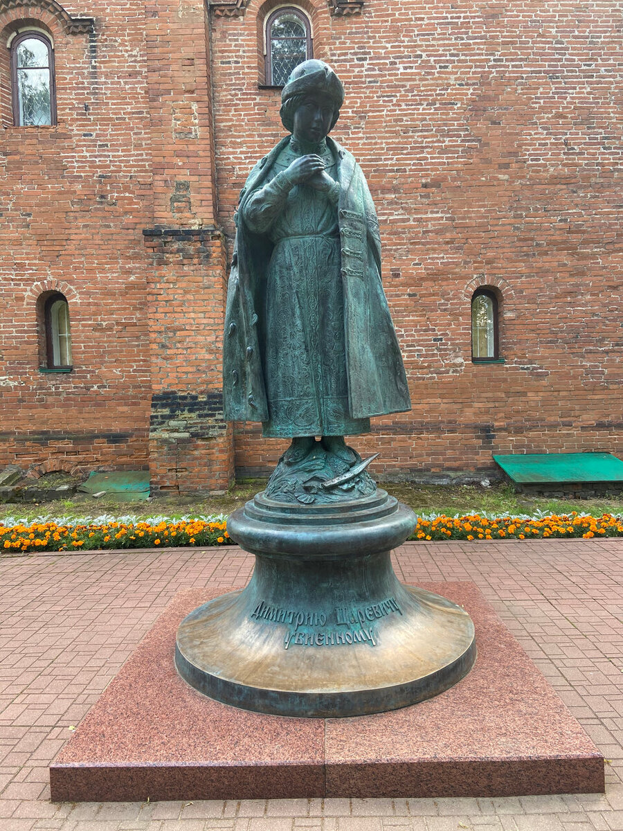 Памятник Царевичу Димитрию в Угличе