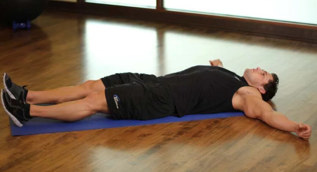 Расслабленный задний. Упражнения на полу. Упражнения для спины на полу лёжа. Упражнения для спины лежа на спине. Упражнение на полу для позвоночника.