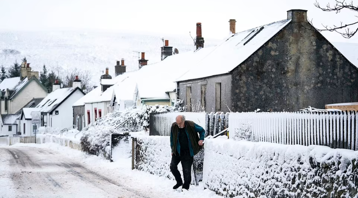 Снегопад в Ледхиллс, Южный Ланаркшир, сегодня днем, когда Шторм Барра обрушился на Великобританию и Ирландию с разрушительными ветрами.