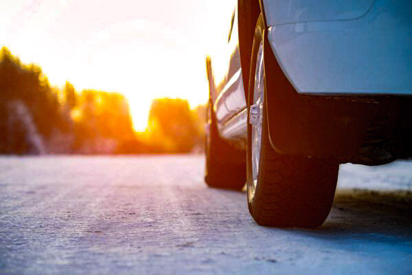 https://st3.depositphotos.com/6838070/17524/i/600/depositphotos_175245338-stock-photo-white-car-on-a-winter.jpg