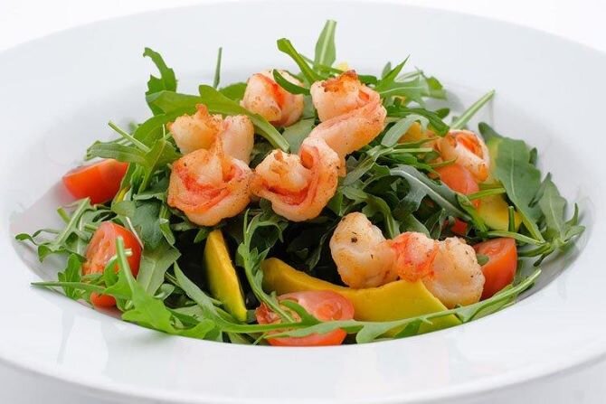 Яркий салат из руколы с морепродуктами – пошаговый рецепт приготовления с фото